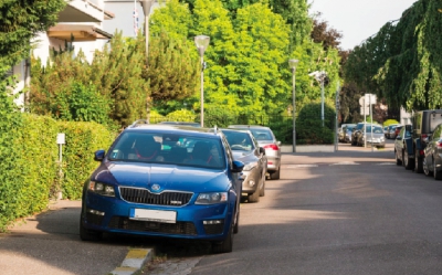 Propunere legislativă: Mașinile parcate ilegal pe  trotuar vor putea fi ridicate