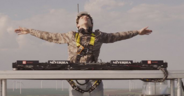 EXPERIENȚA în premieră la nivel mondial: Primul DJ care mixează de pe o turbina eoliană, la 100 metri înălțime